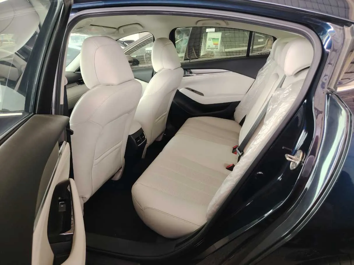 Car image 17