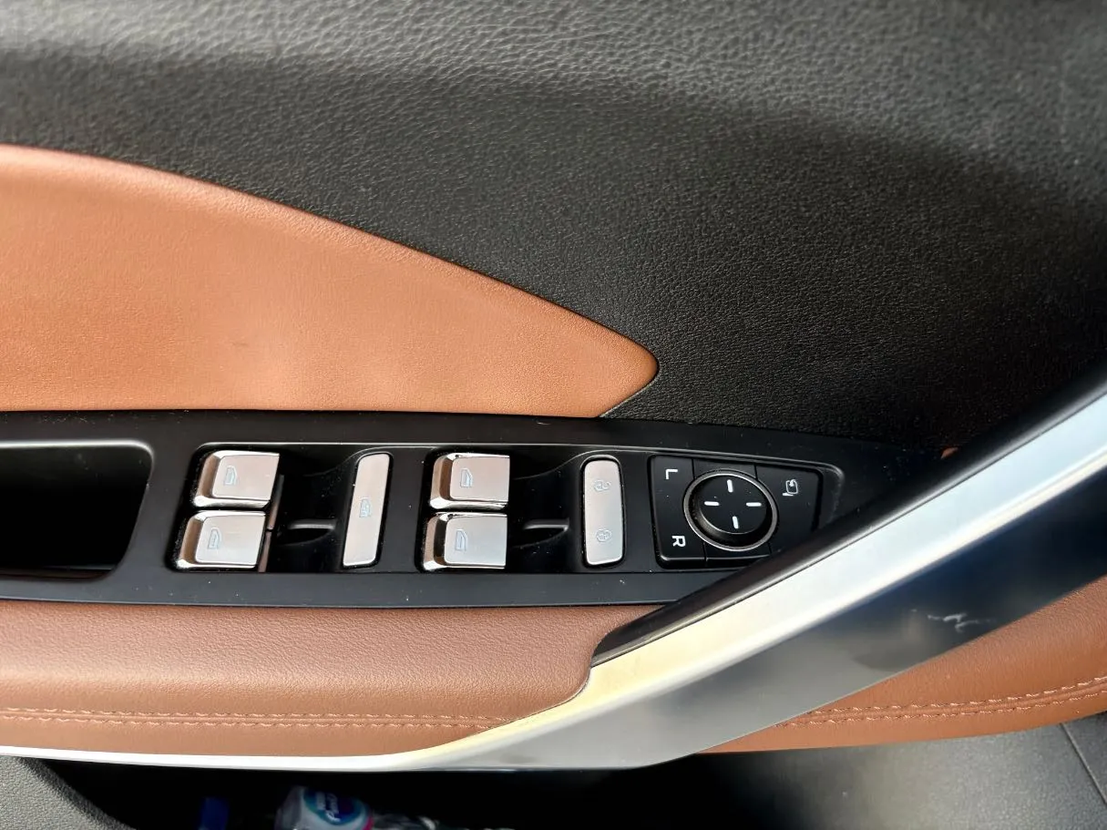 Car image 25
