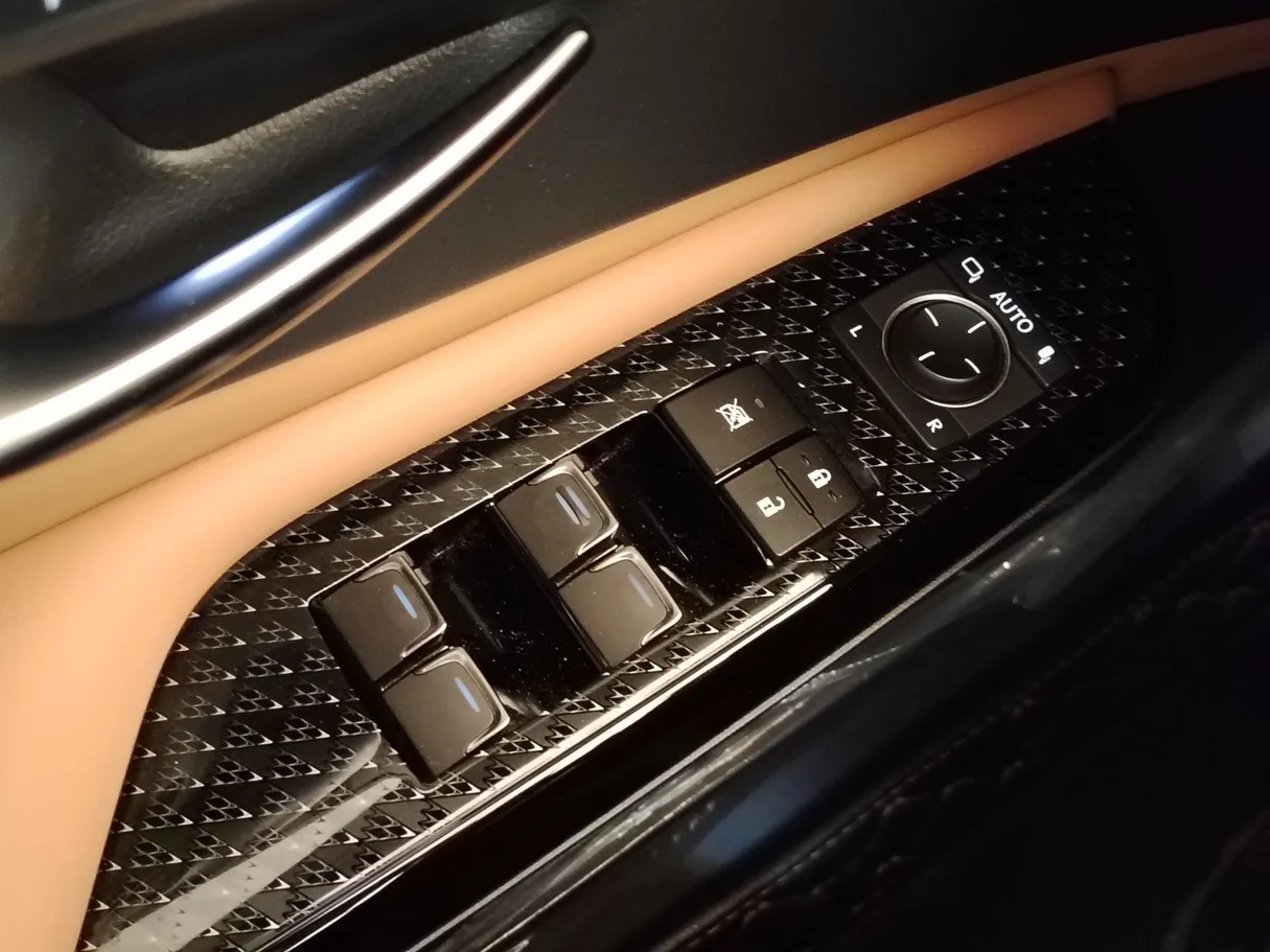 Car image 34