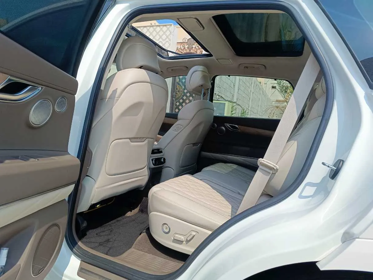 Car image 17