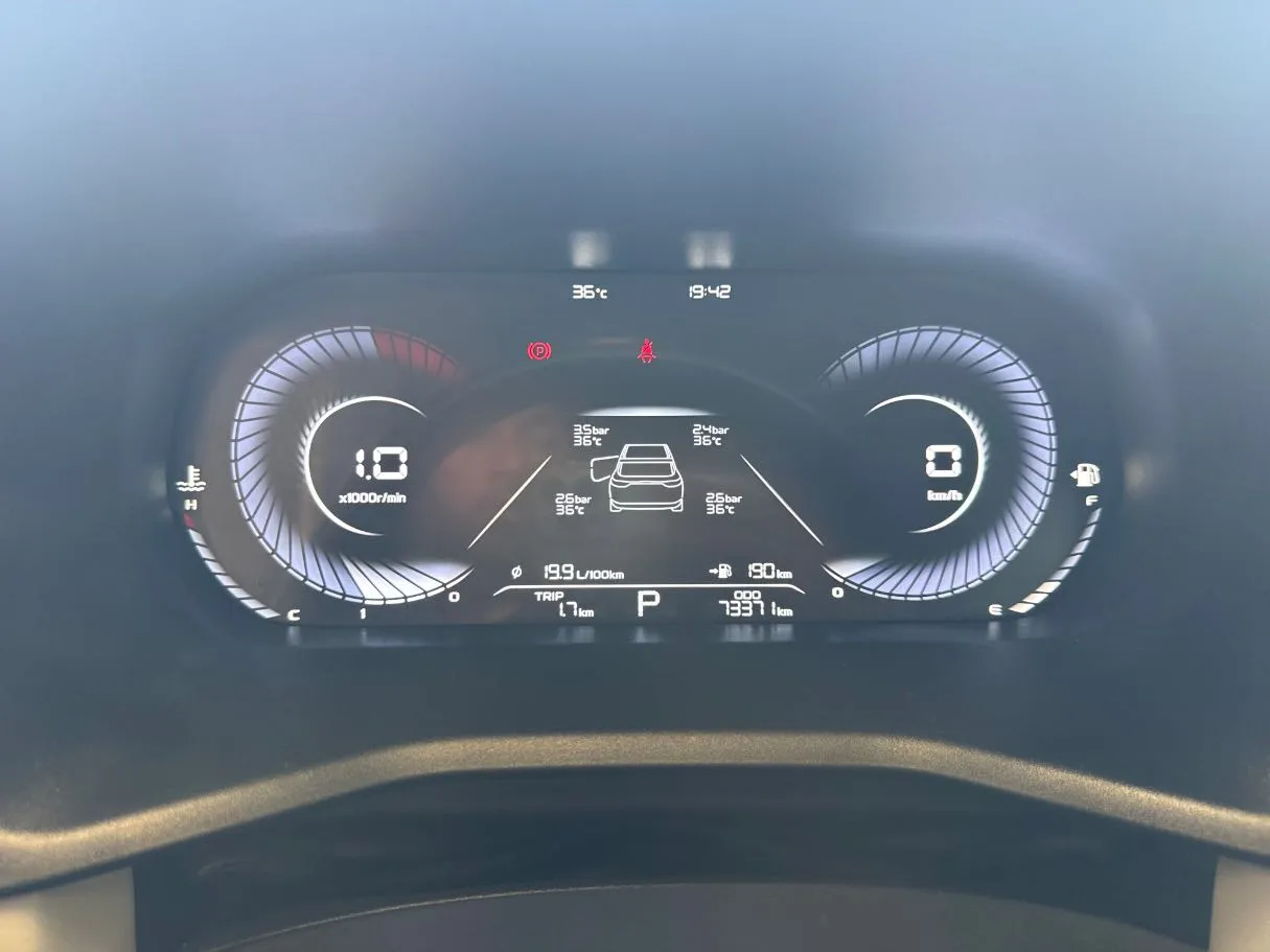 Car image 10