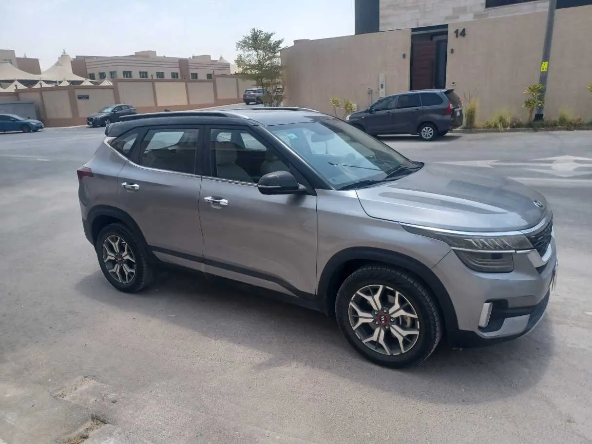 Car image 4