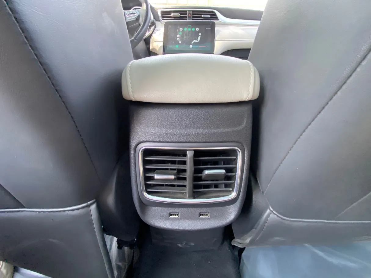 Car image 25