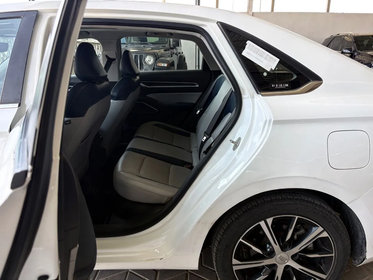 Car image 18