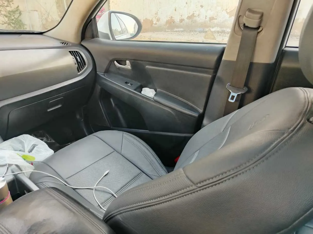 Car image 30