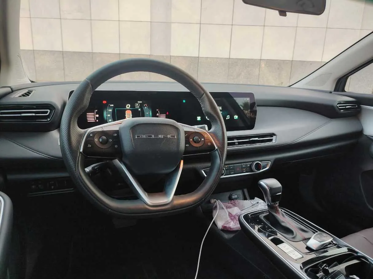 Car image 25