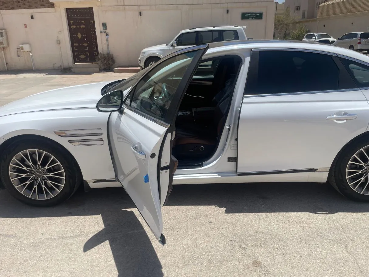 Car image 12