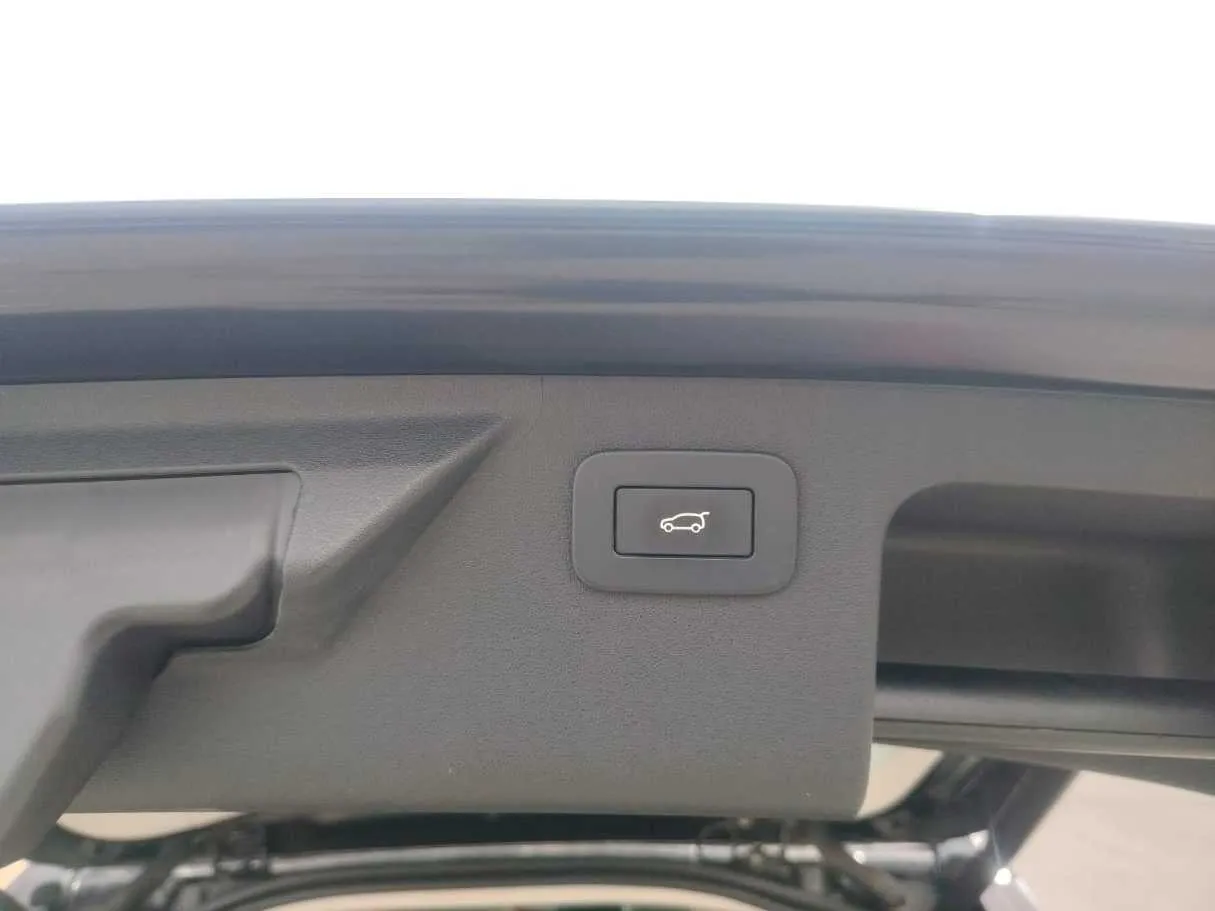 Car image 37