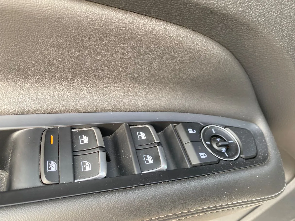 Car image 25