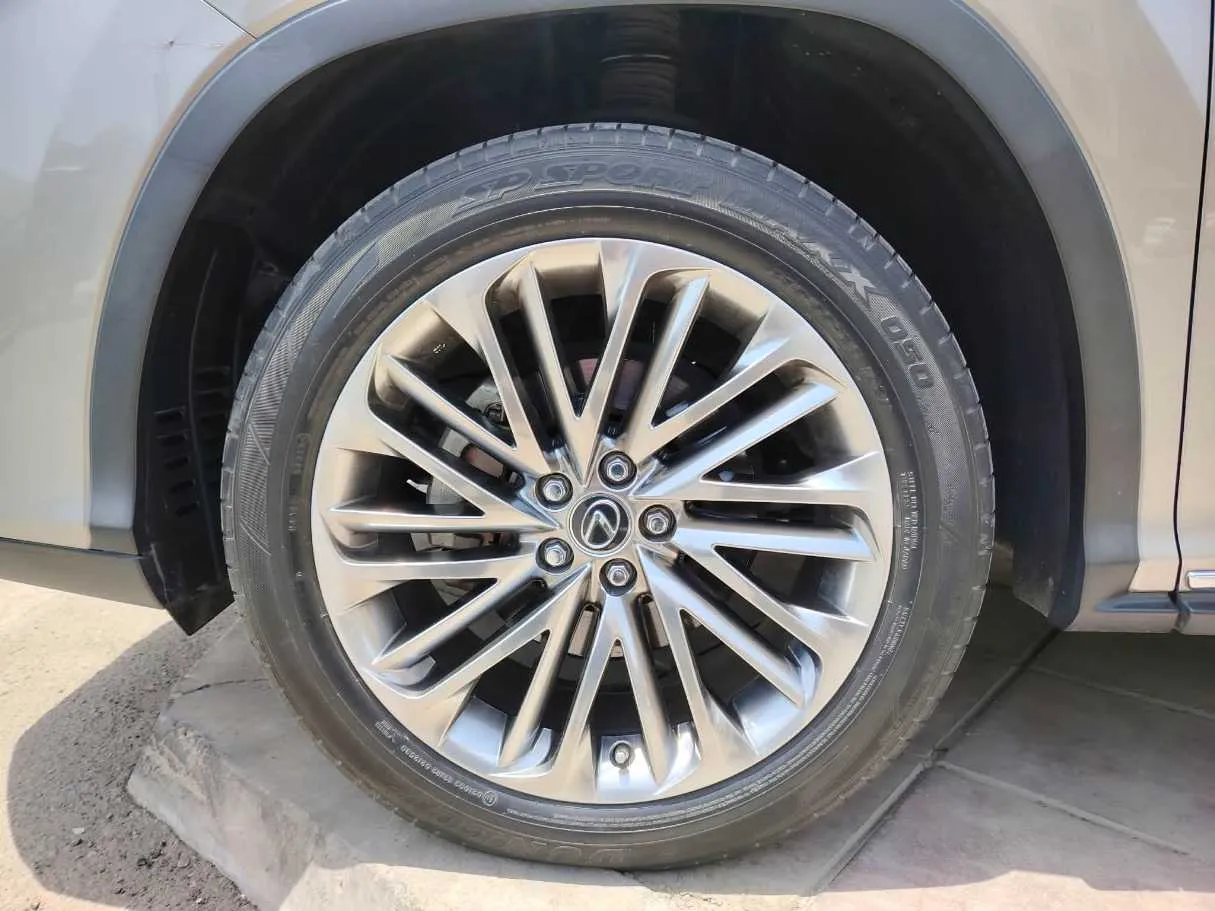 Car image 10