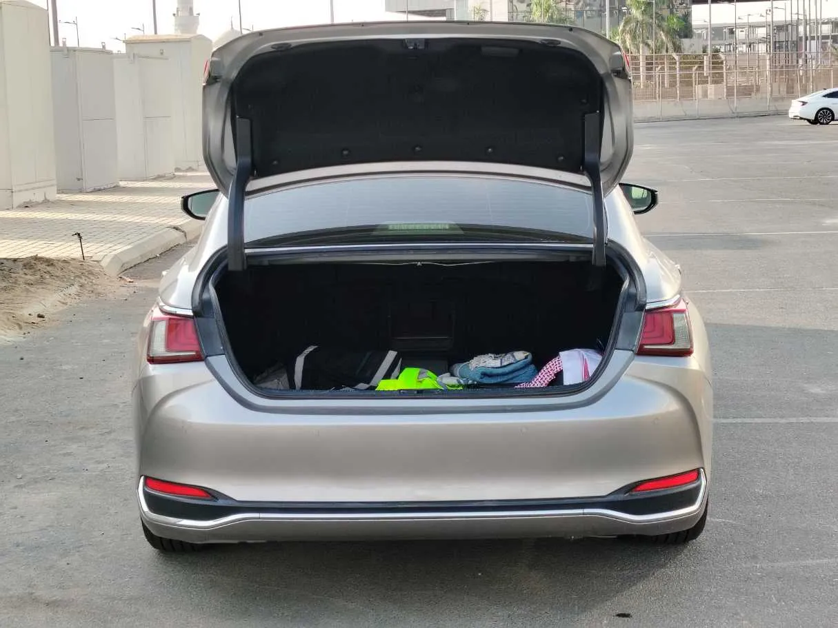 Car image 28