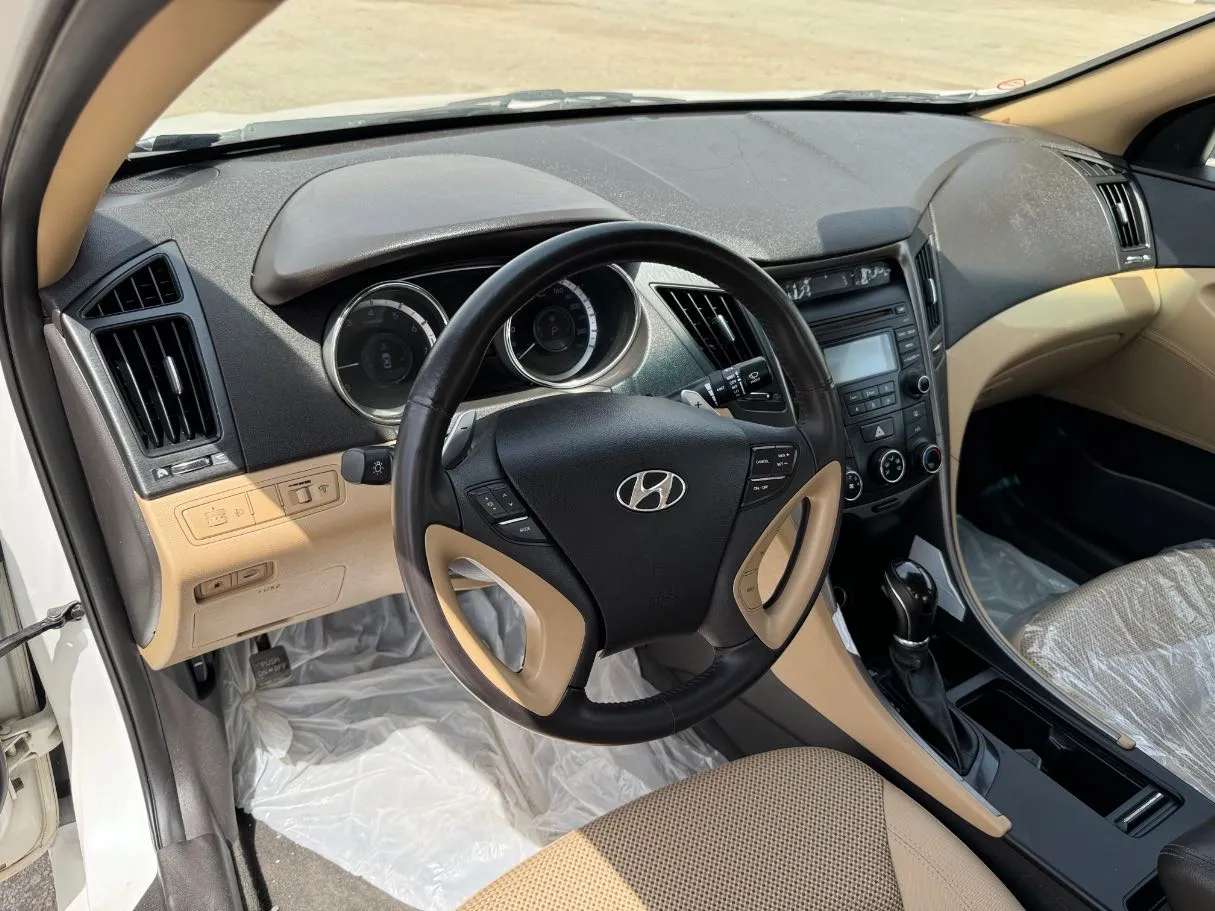 Car image 12