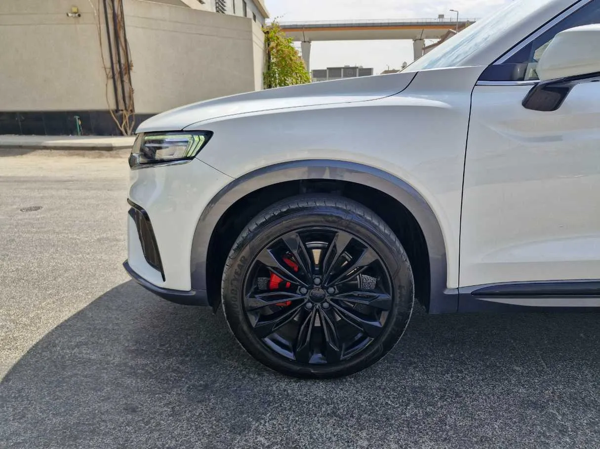 Car image 10