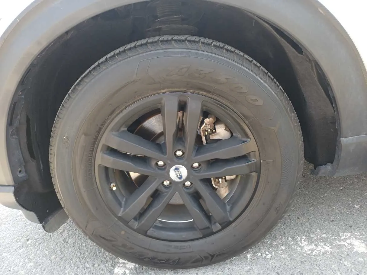 Car image 9