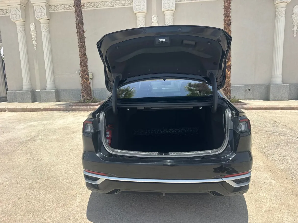 Car image 19