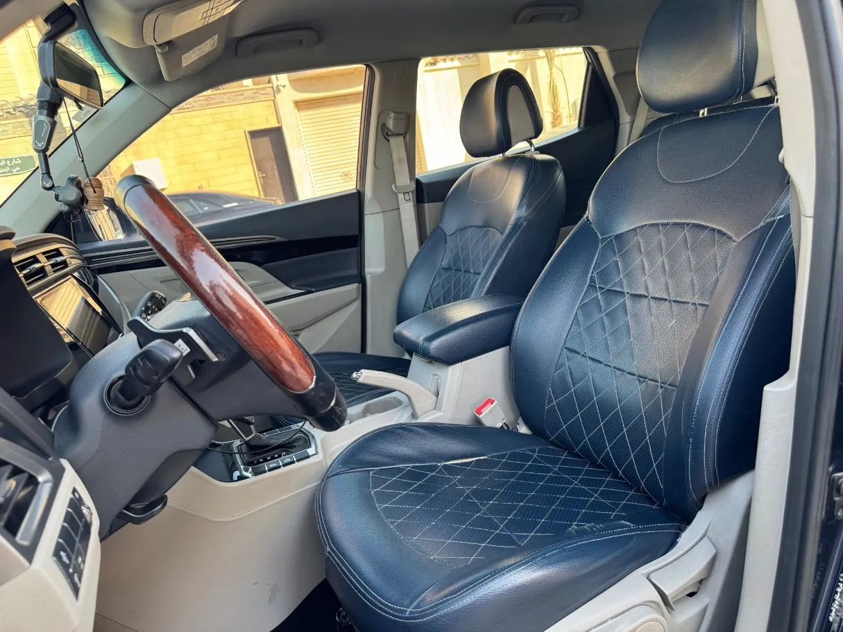 Car image 12