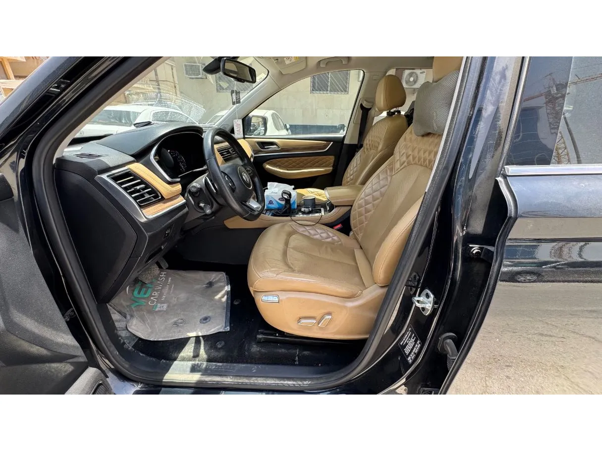 Car image 10