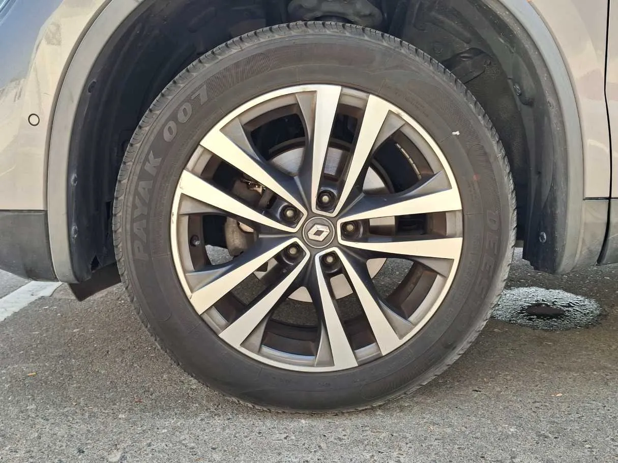 Car image 9