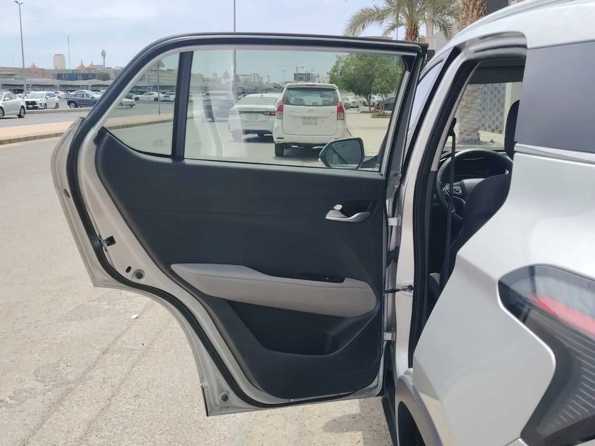Car image 13