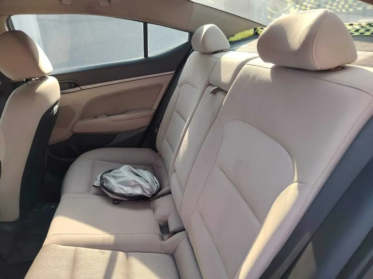 Car image 18