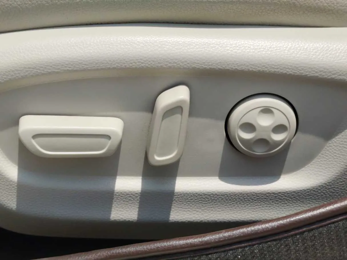 Car image 32