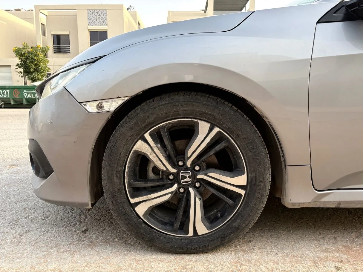 Car image 9