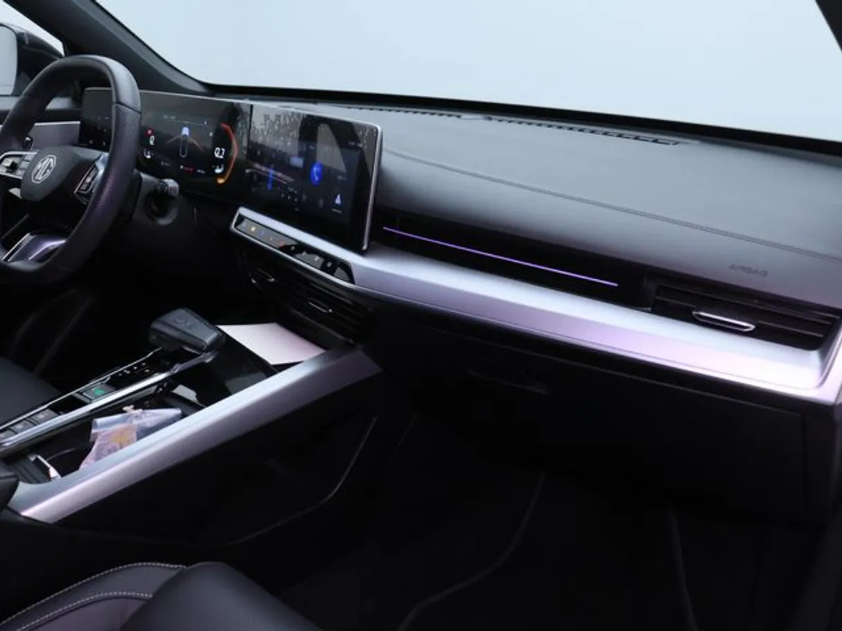 Car image 10
