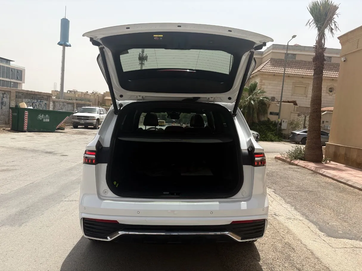 Car image 24