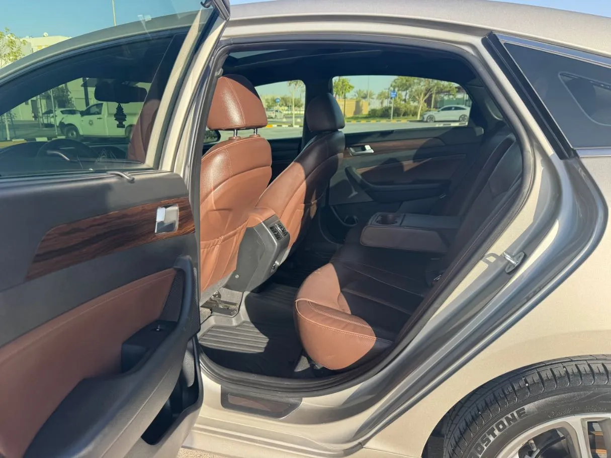 Car image 13