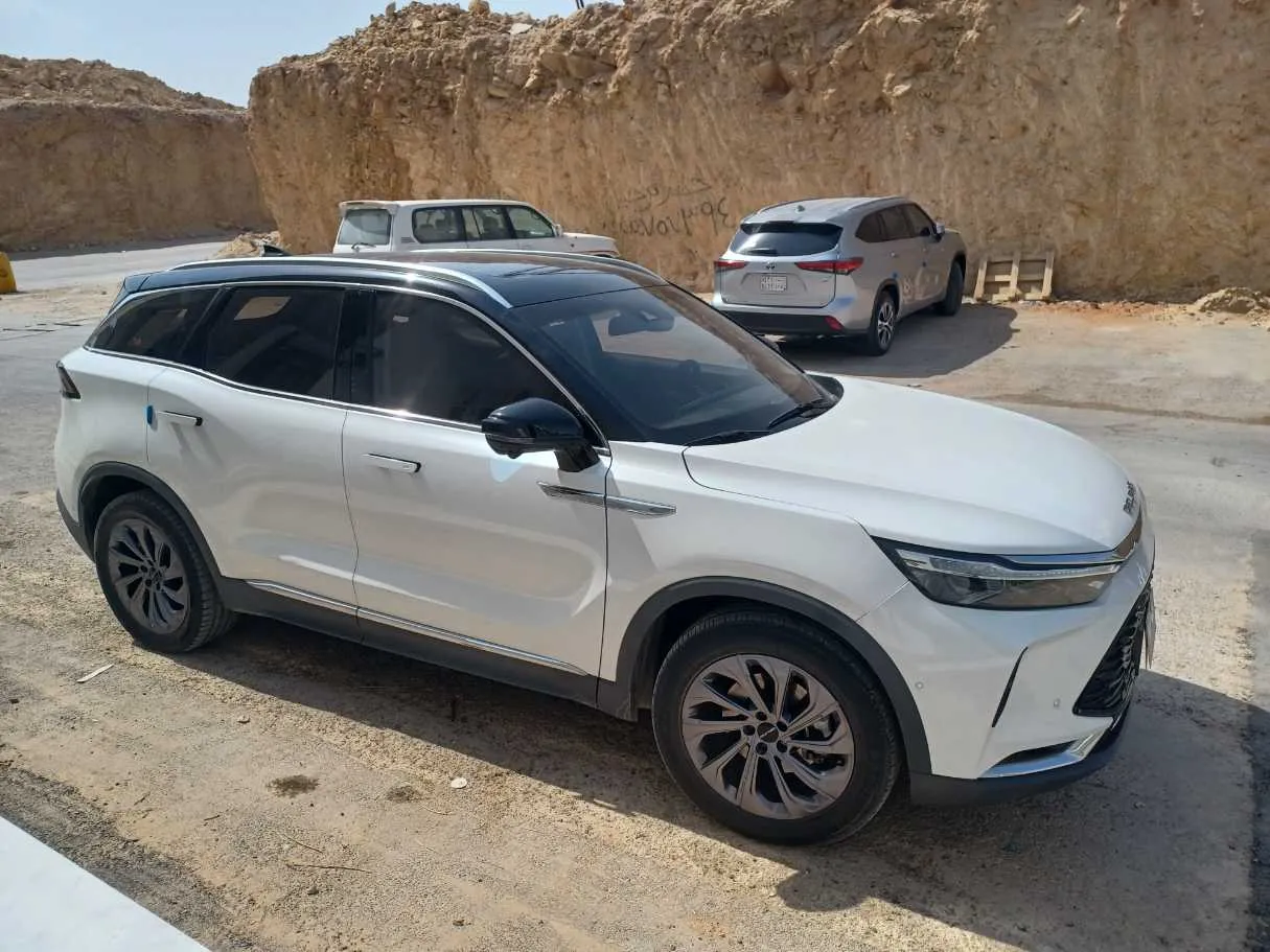 Car image 4