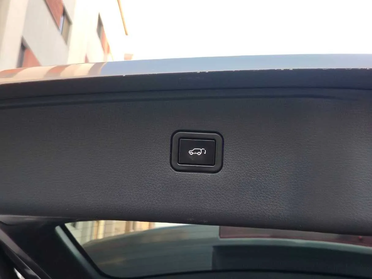 Car image 34