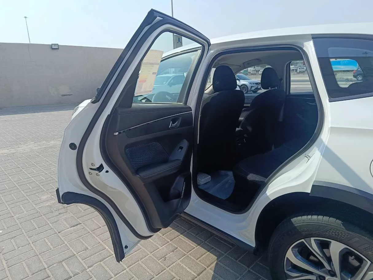 Car image 14