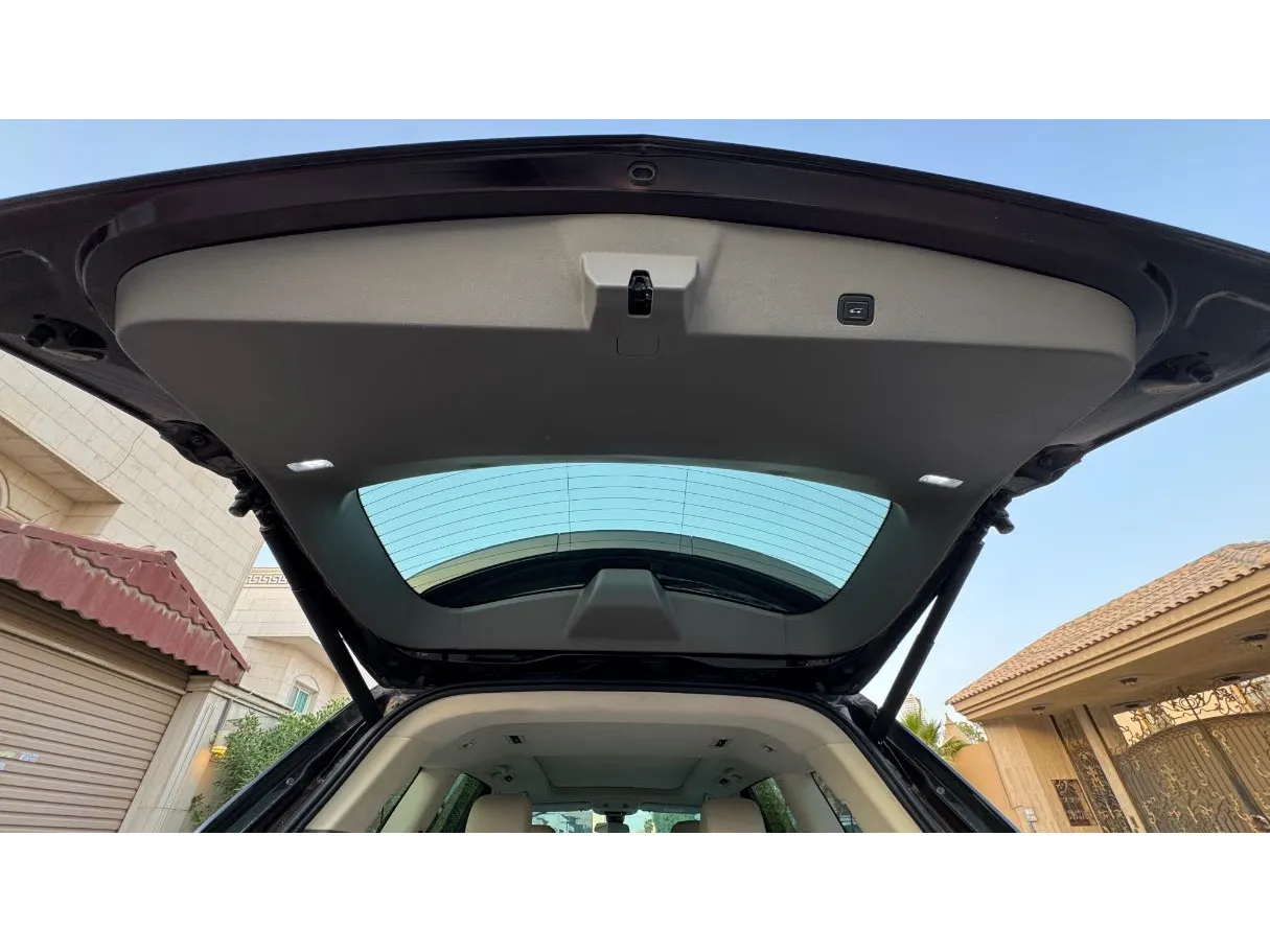 Car image 23