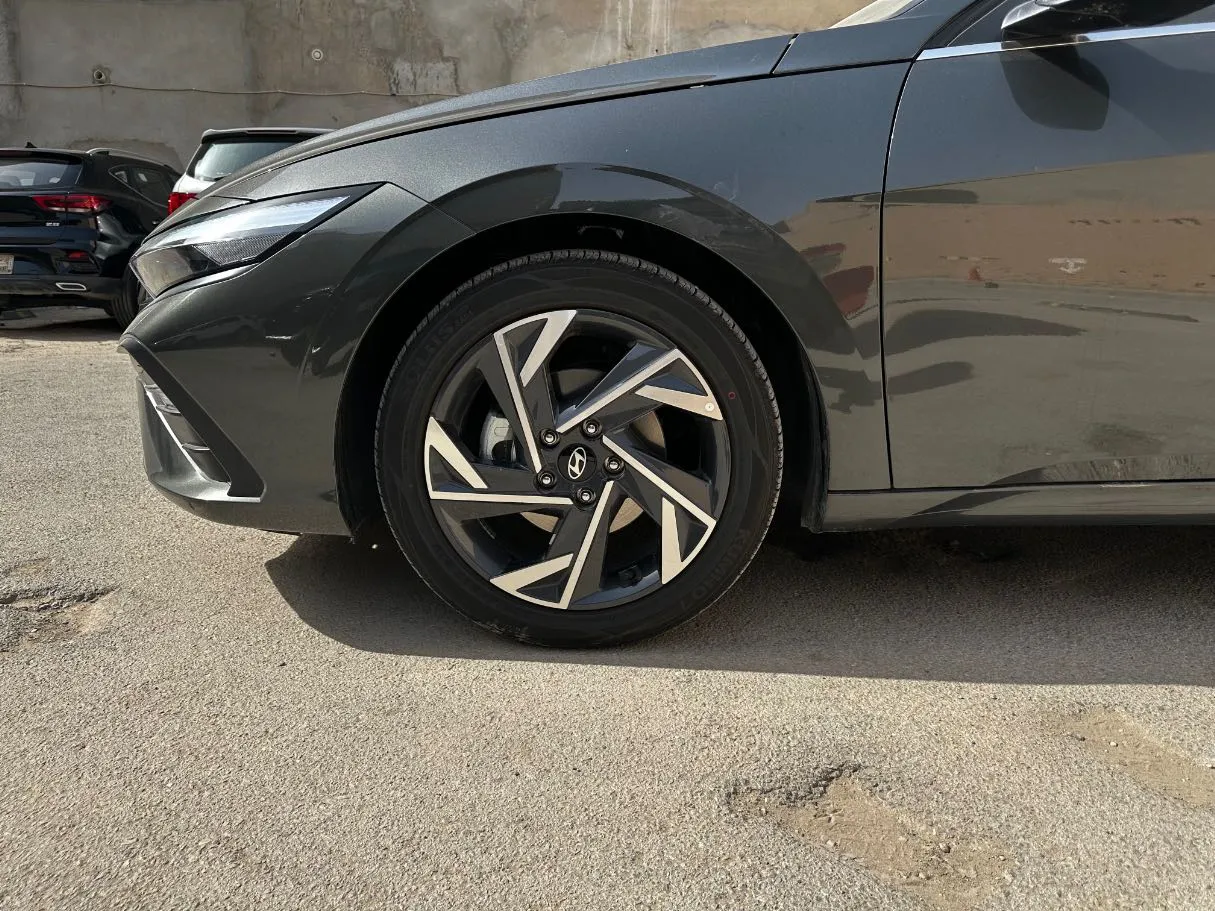 Car image 9