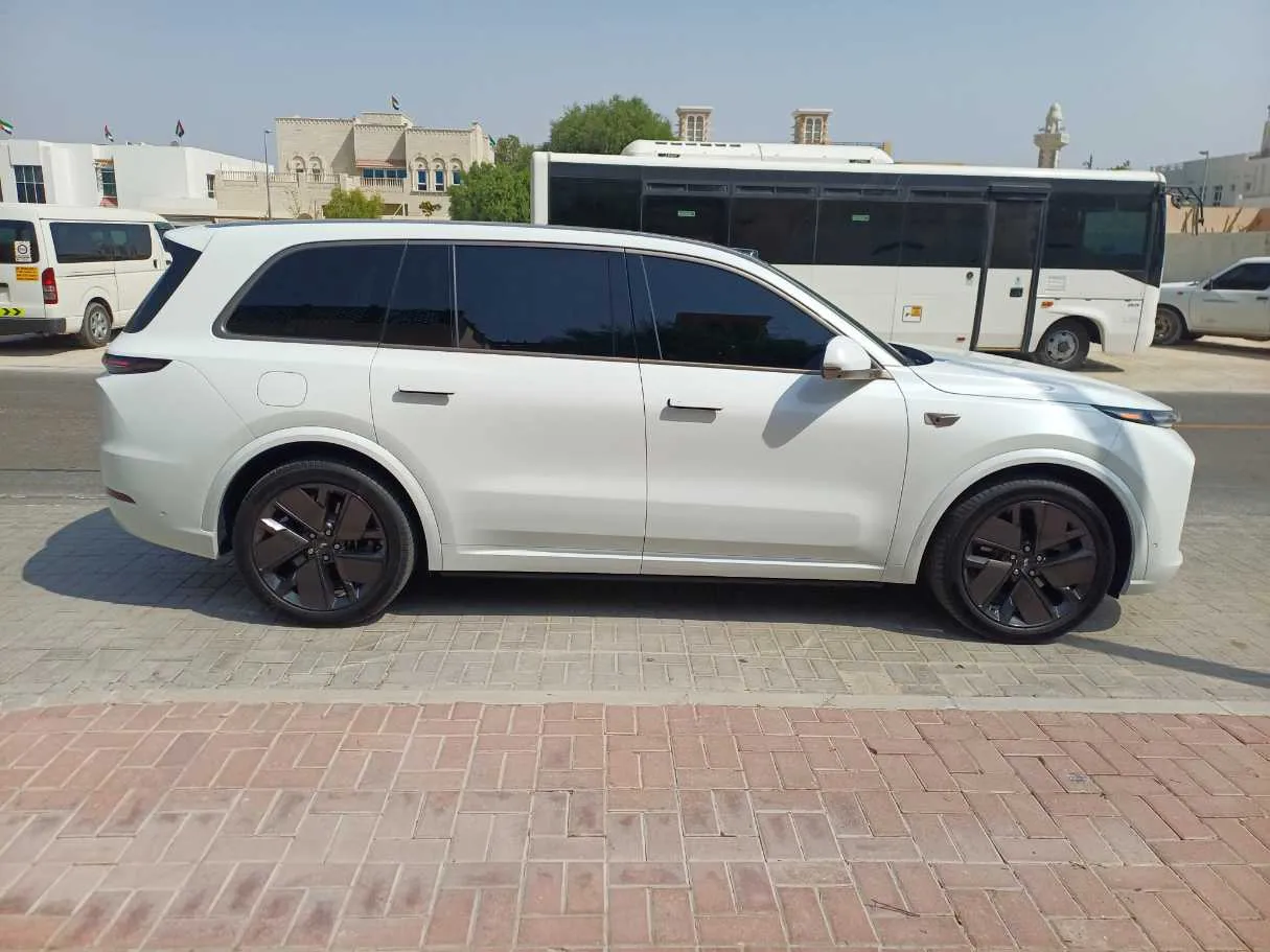 Car image 4