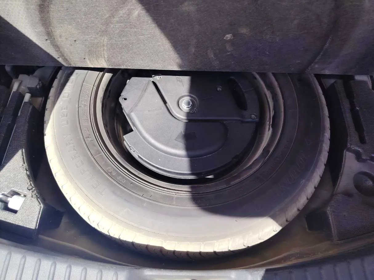 Car image 28