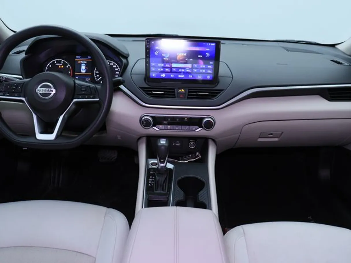 Car image 14