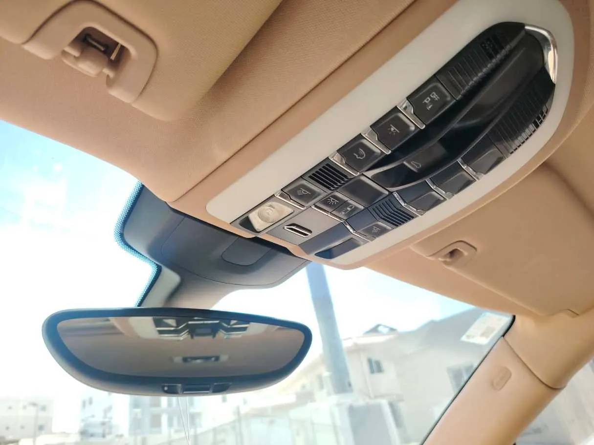 Car image 35