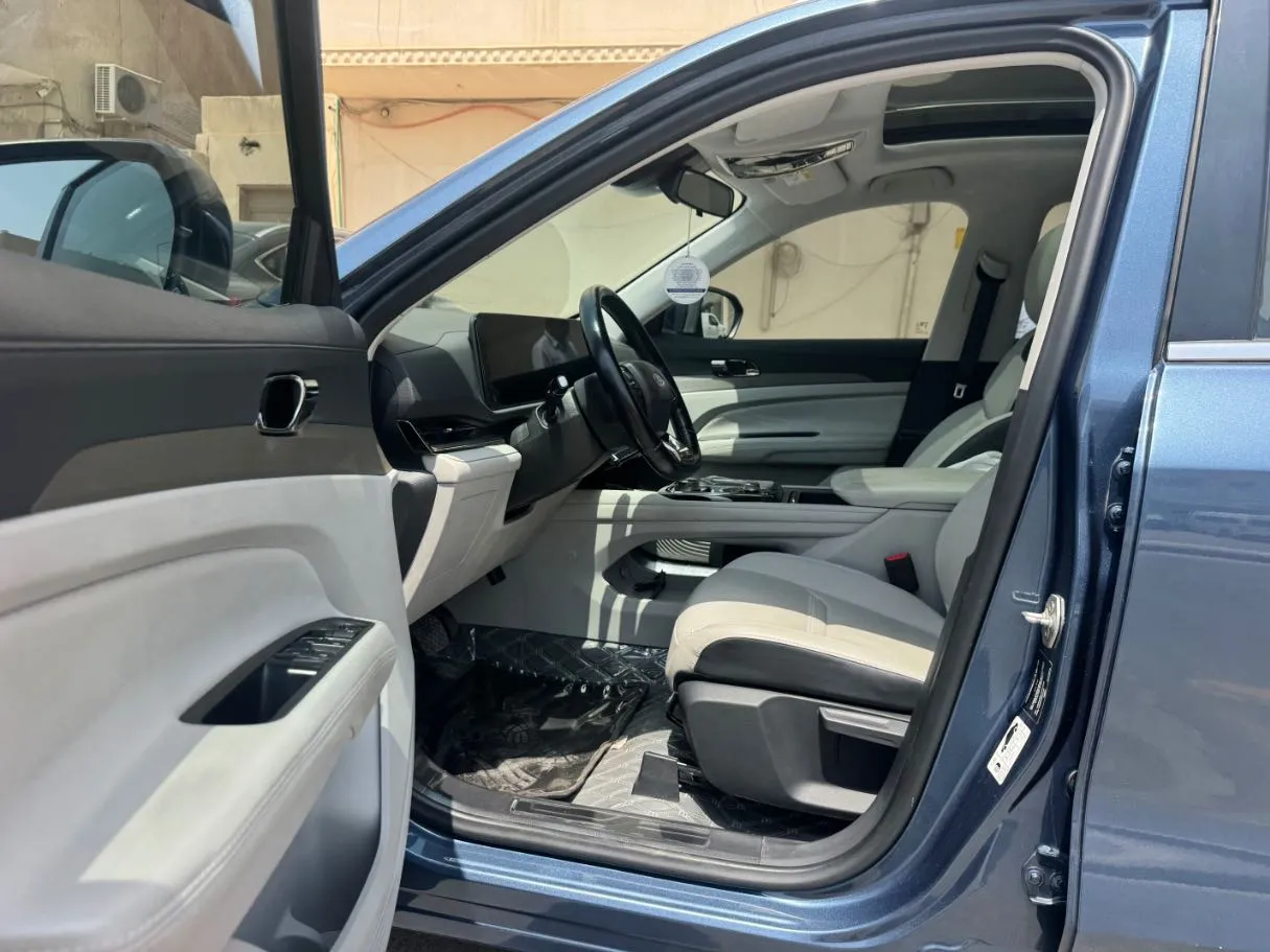 Car image 11