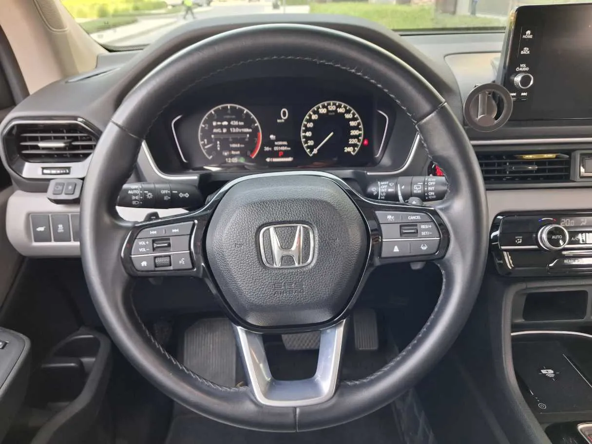 Car image 16