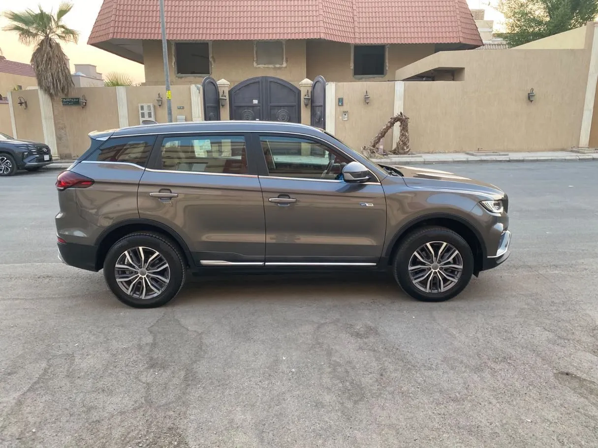 Car image 4