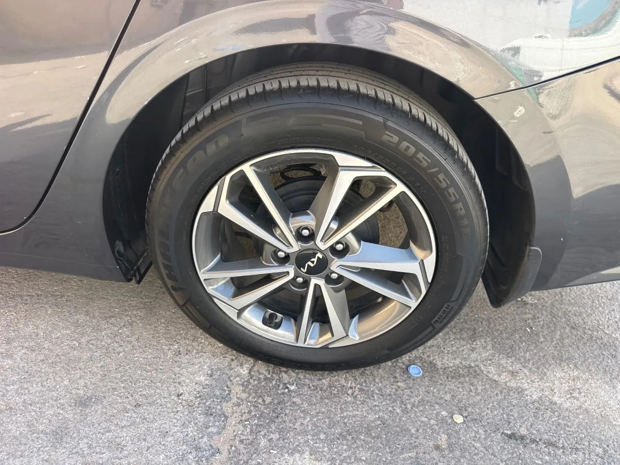 Car image 9