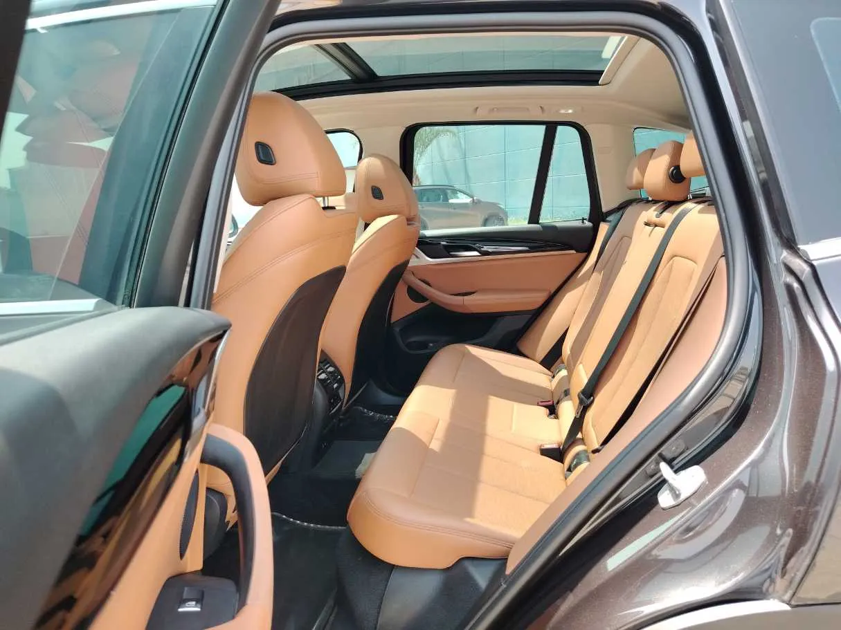 Car image 16