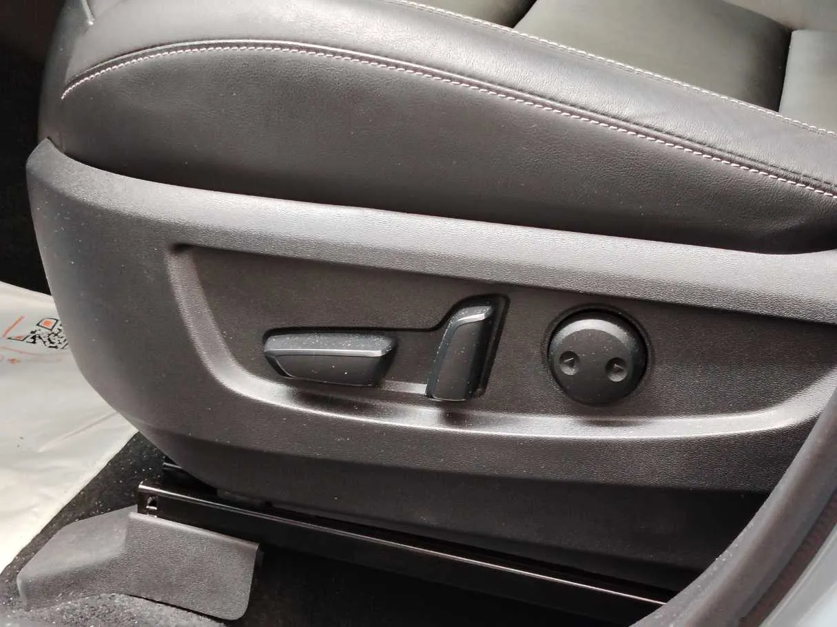 Car image 28