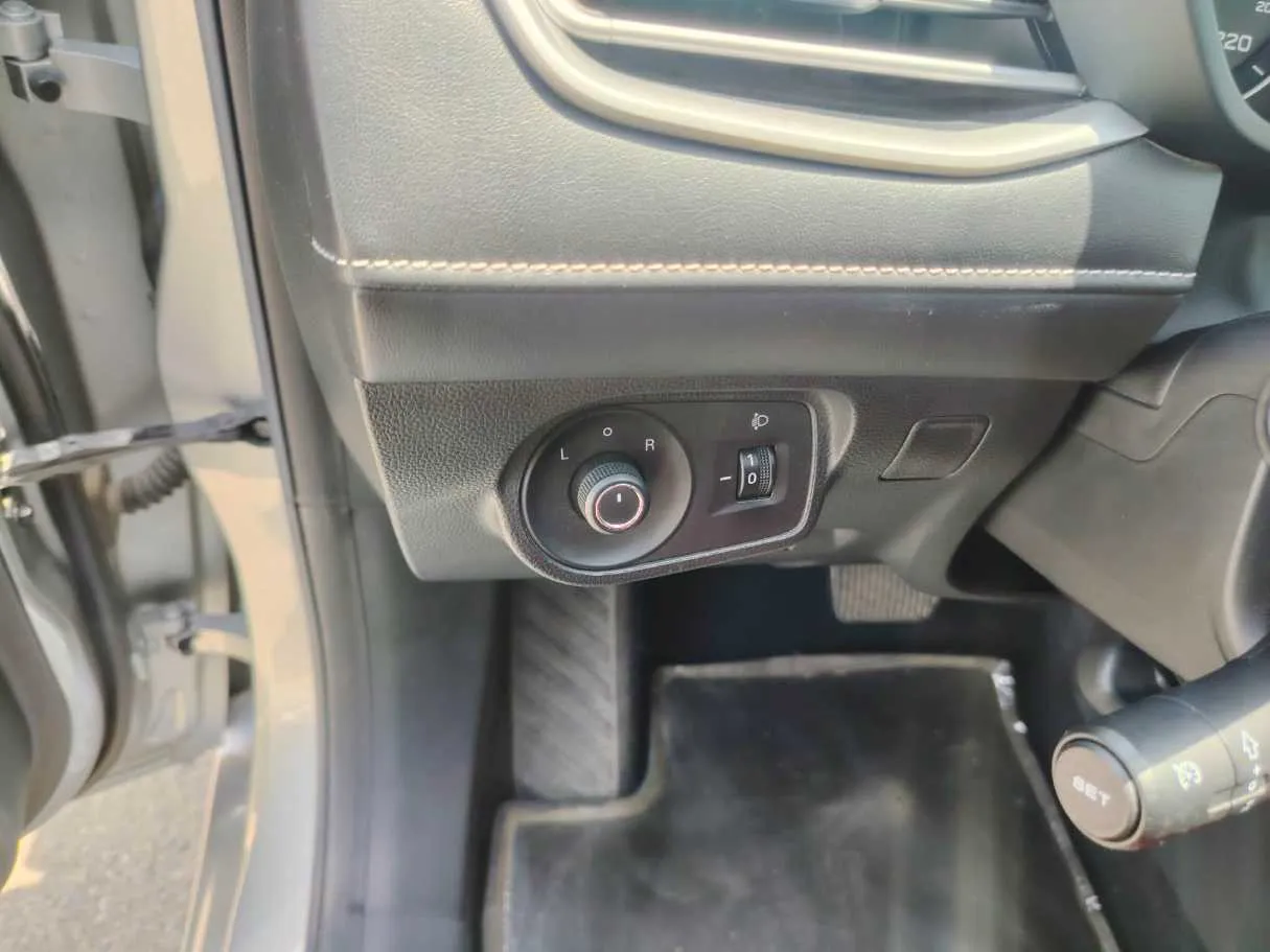 Car image 35
