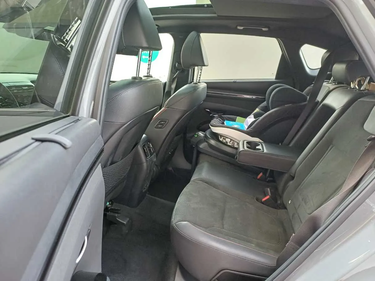 Car image 13