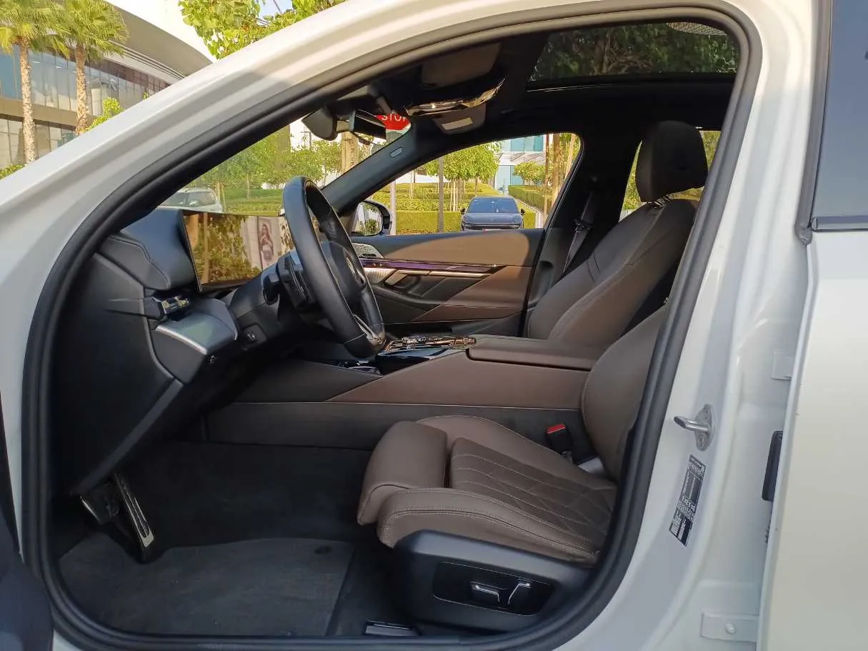 Car image 12