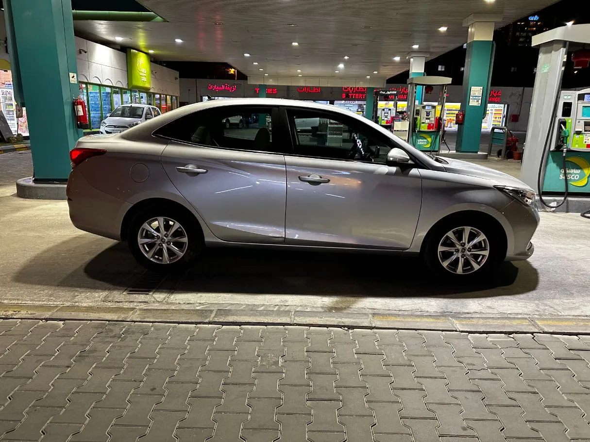 Car image 4