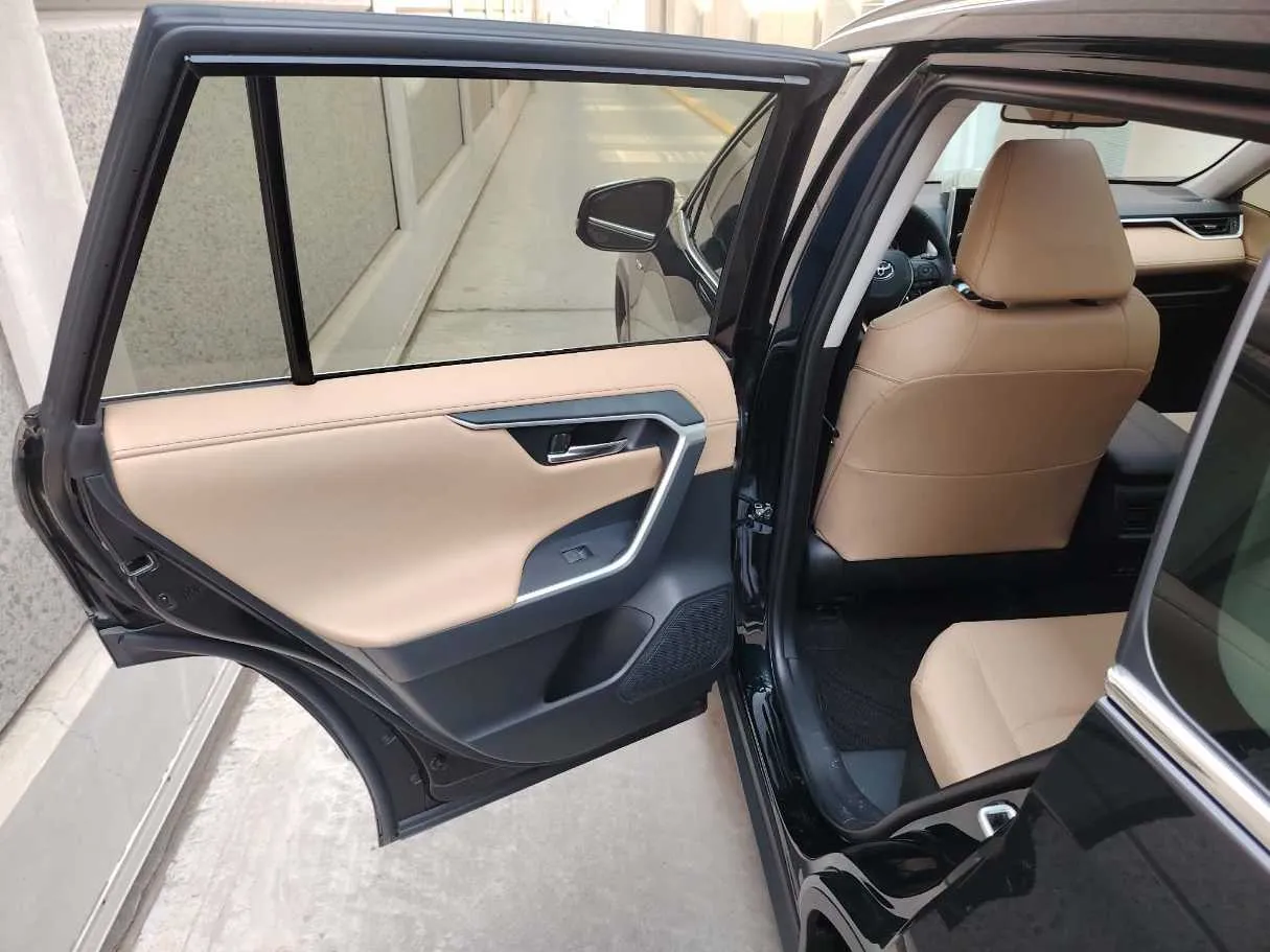 Car image 16