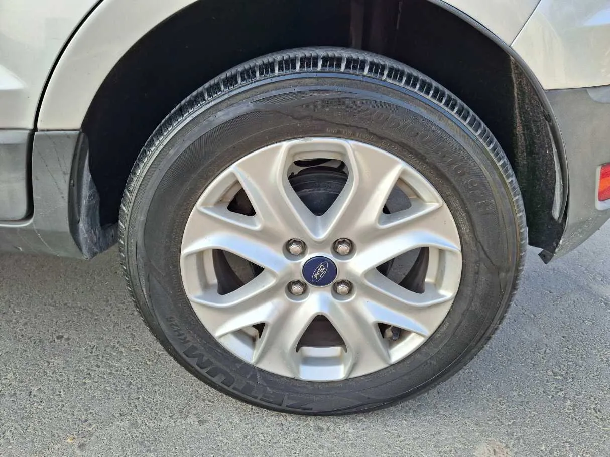 Car image 9